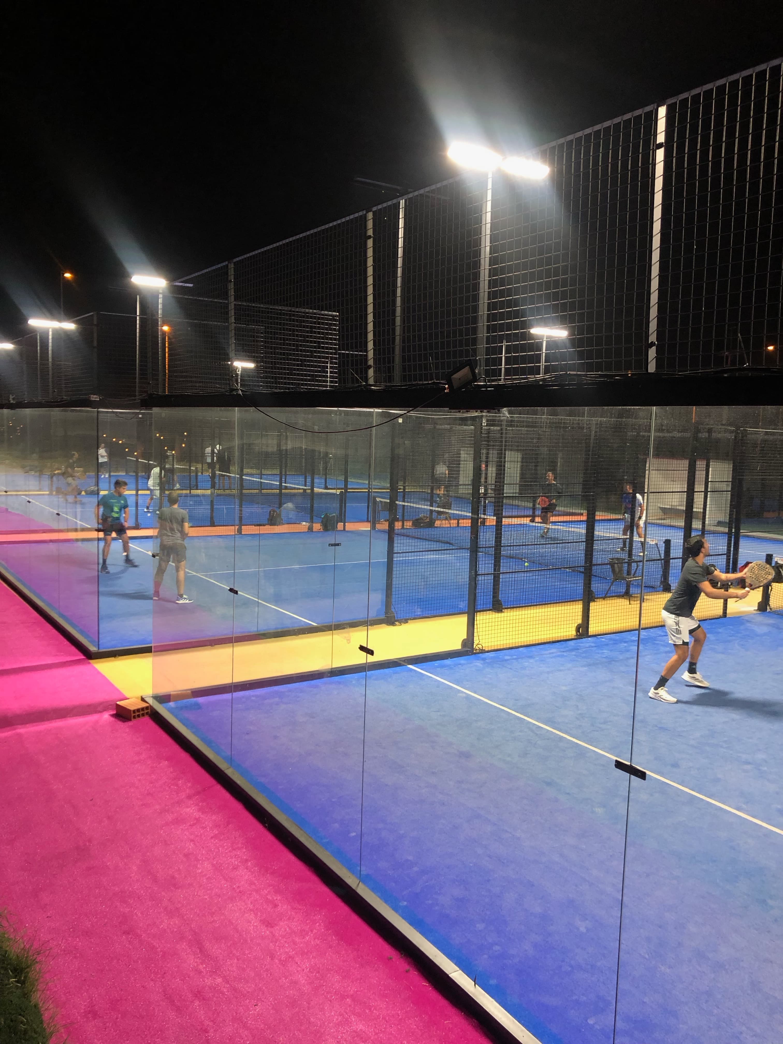 Campos do Padel do Relógio à noite